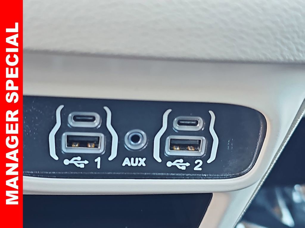 Used 2024 Chrysler Pacifica Touring-L image 26