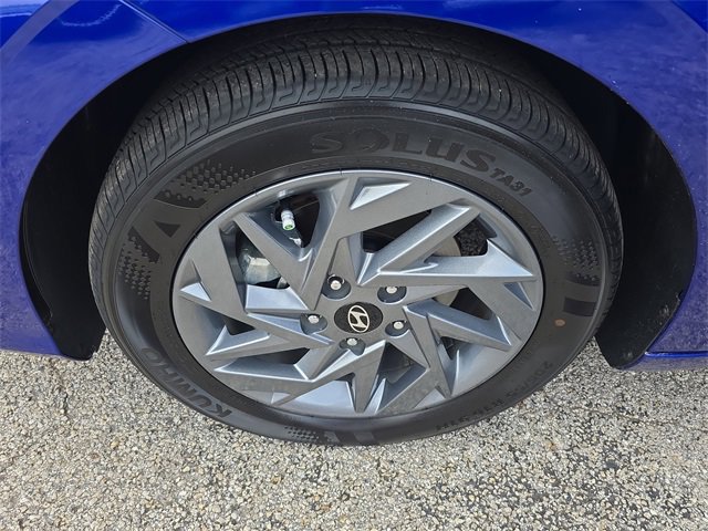 Used 2024 Hyundai Elantra Blue image 9