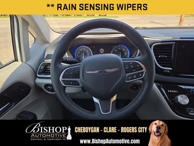 Used 2023 Chrysler Pacifica Touring-L FWD image 18
