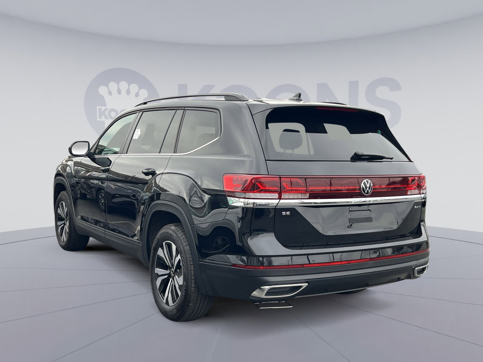 Used 2025 Volkswagen Atlas SE image 2