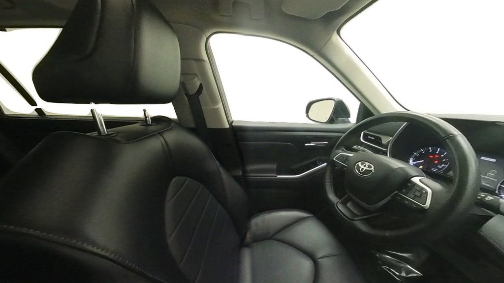 Used 2023 Toyota Highlander XLE image 35