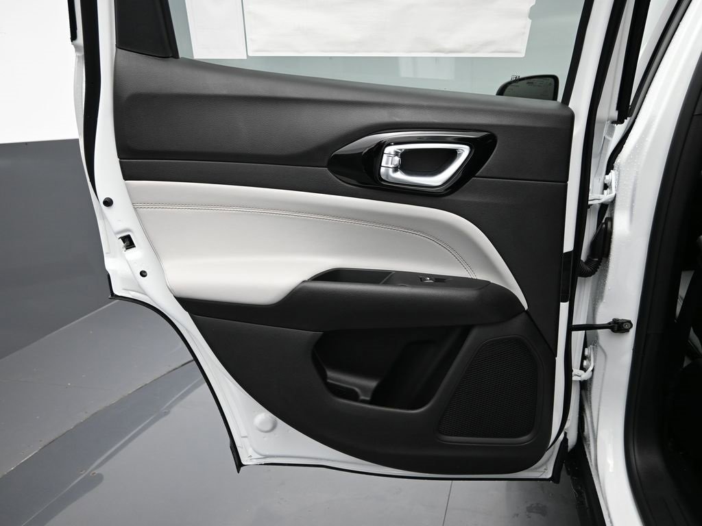 Certified 2025 Jeep Compass Limited image 13