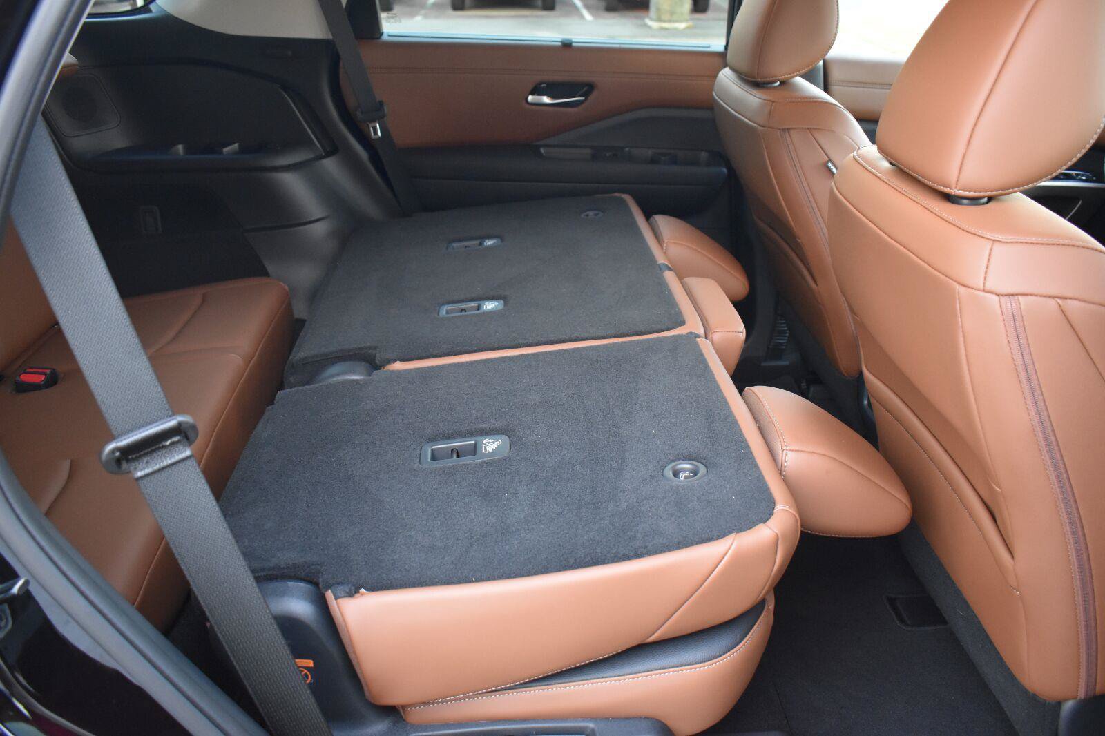 Used 2025 Nissan Pathfinder Platinum w/ Black Appearance Package FWD image 74