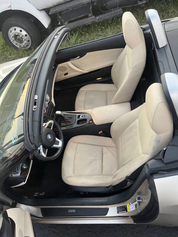 Used 2009 BMW Z4 sDrive30i image 9