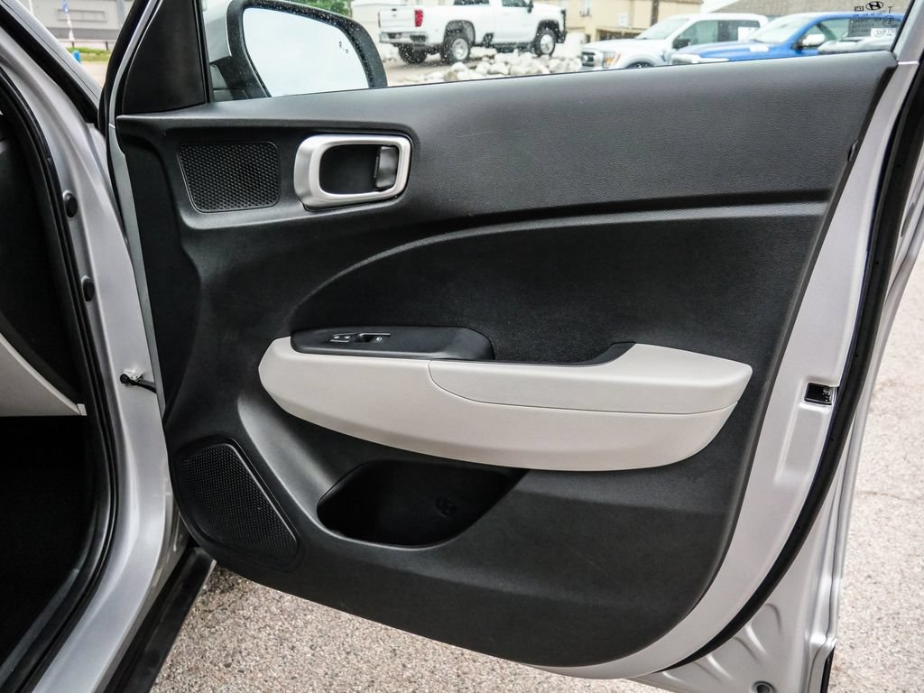 Used 2025 Hyundai Venue SEL FWD image 32