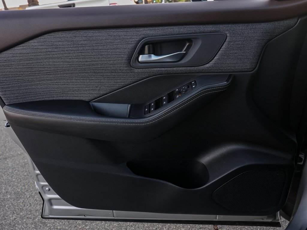 Used 2023 Nissan Rogue SV image 23