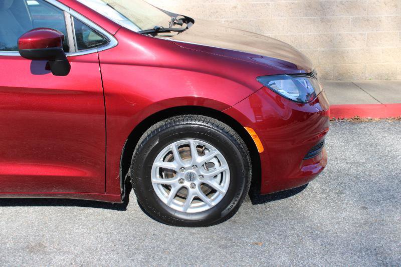 Used 2021 Chrysler Voyager LX image 21