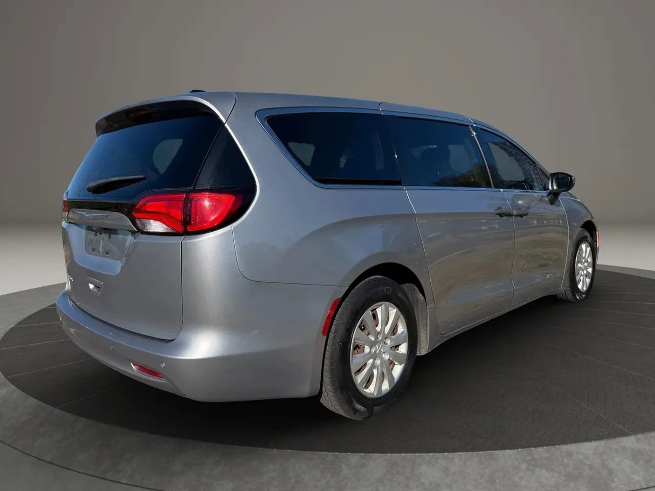 Used 2018 Chrysler Pacifica L image 6