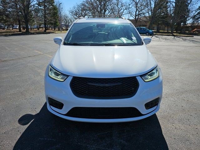 Used 2021 Chrysler Pacifica Limited w/ Uconnect Theater Family Group image 9