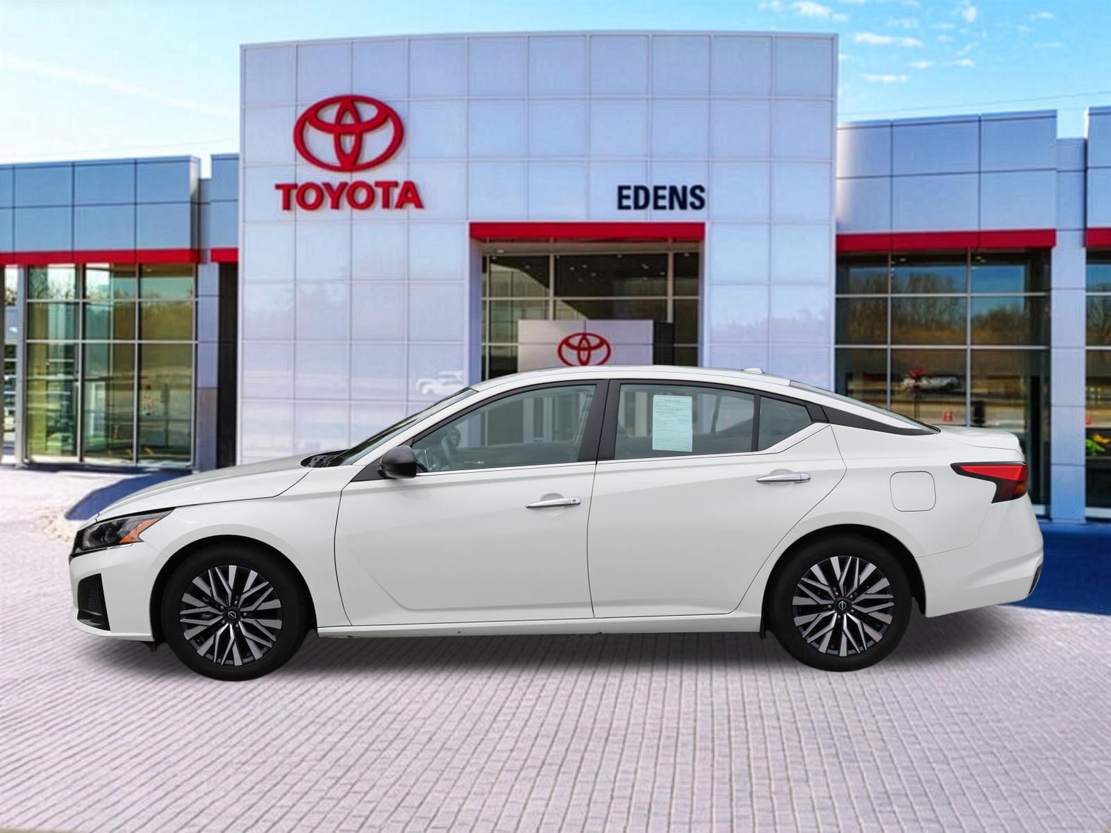 Used 2025 Nissan Altima 2.5 SV FWD image 8