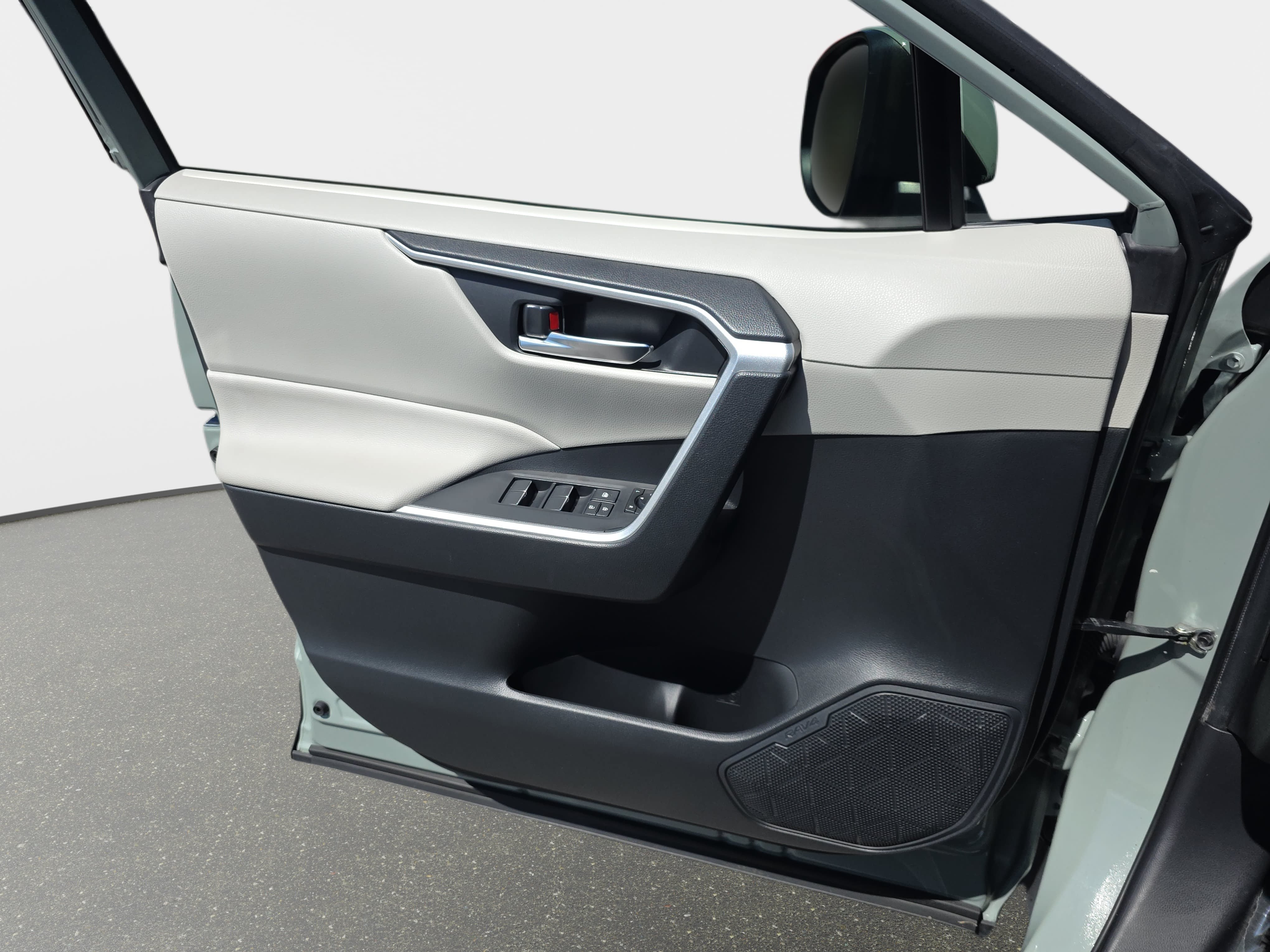 Used 2019 Toyota RAV4 XLE Premium FWD image 25
