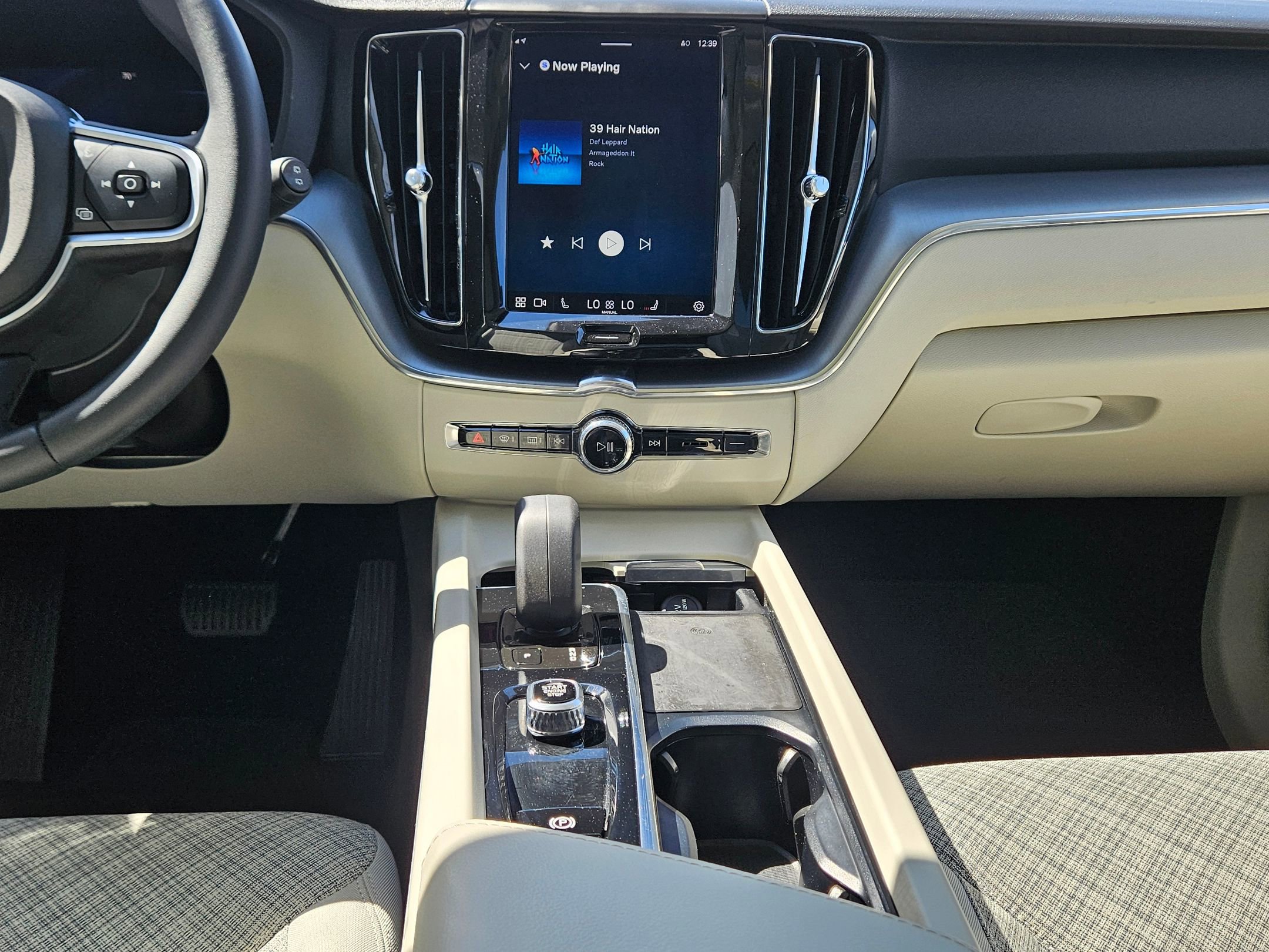 Used 2022 Volvo XC60 B5 Momentum image 10