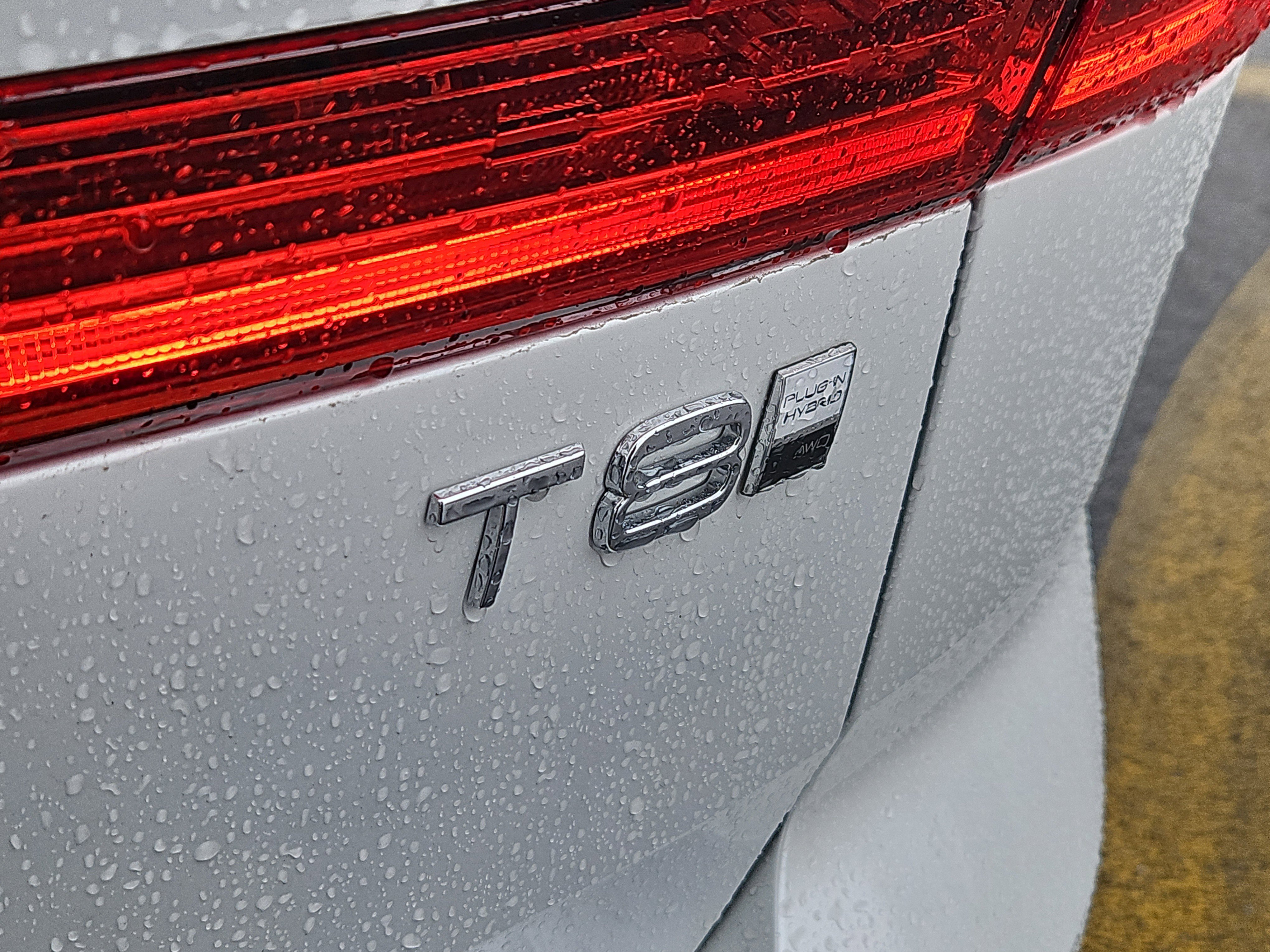 Used 2025 Volvo XC60 T8 Plus w/ Climate Package image 5