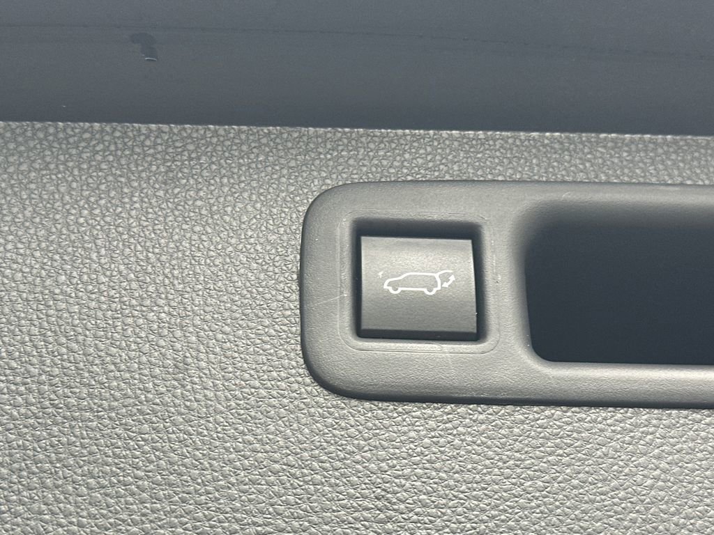 Used 2022 Toyota Highlander LE AWD/4WD image 7