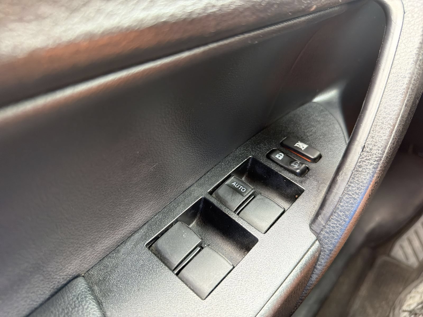 Used 2017 Toyota Corolla SE w/ Carpet Mat Package (TMS) FWD image 24