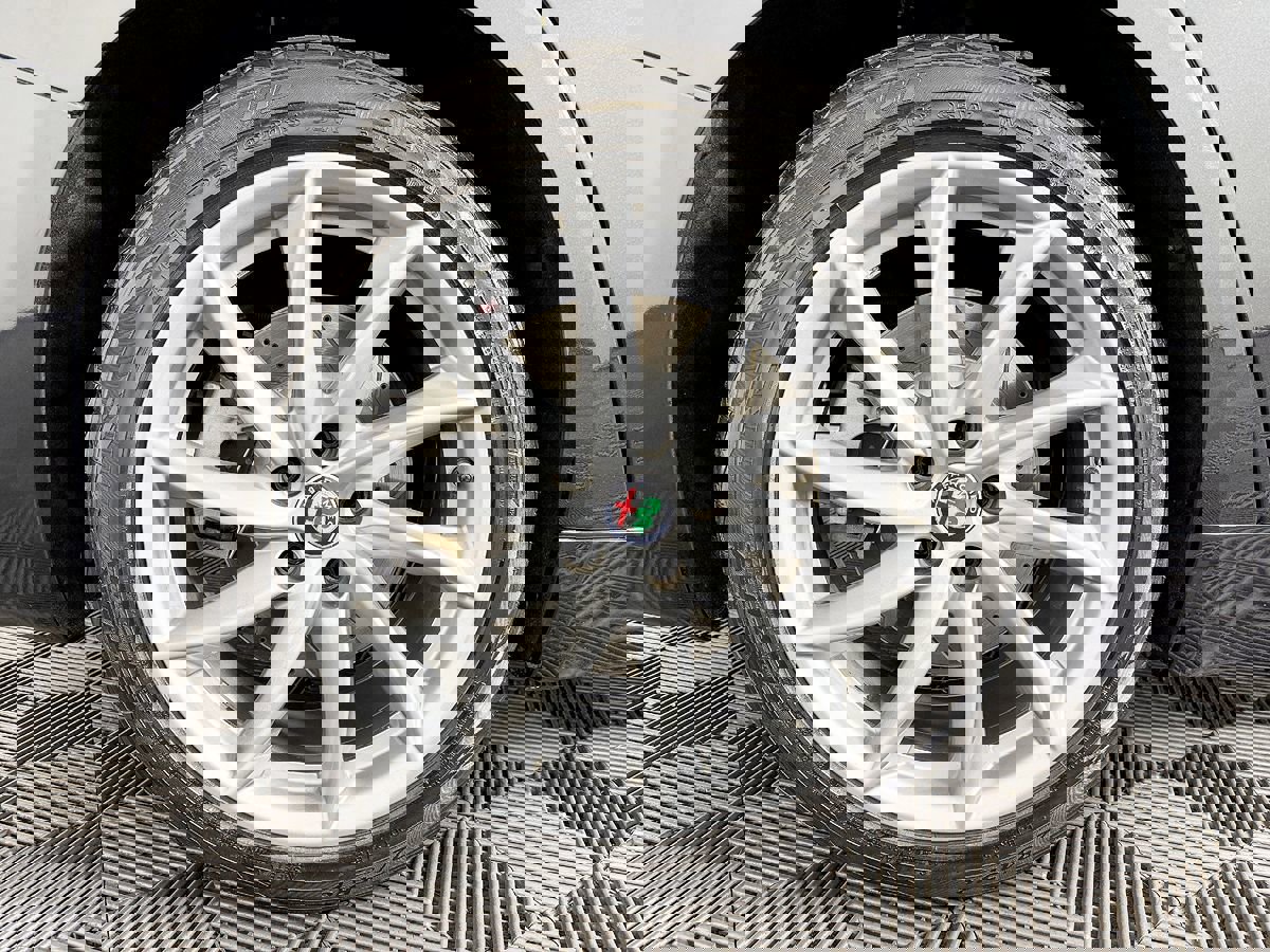 Used 2017 Alfa Romeo Giulia image 23