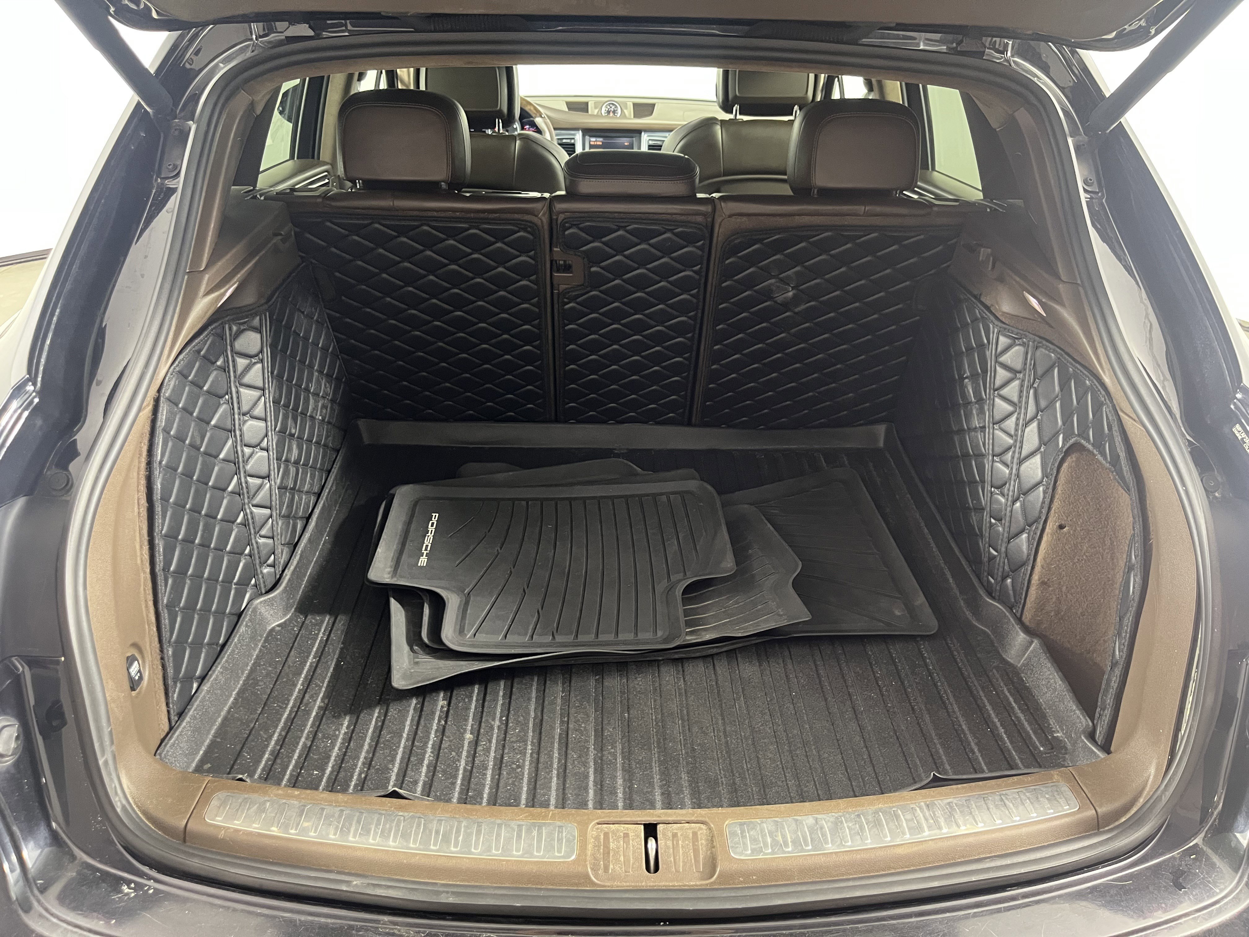 Used 2016 Porsche Macan Turbo AWD/4WD image 28