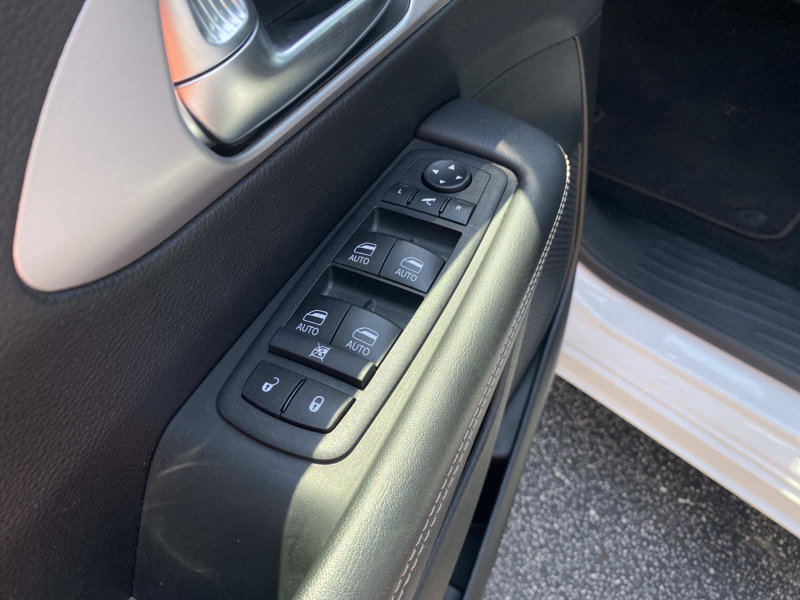 Used 2025 Chrysler Pacifica Limited FWD image 22
