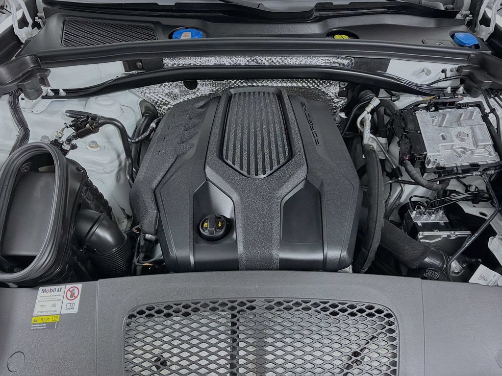 Certified 2023 Porsche Macan AWD/4WD image 31