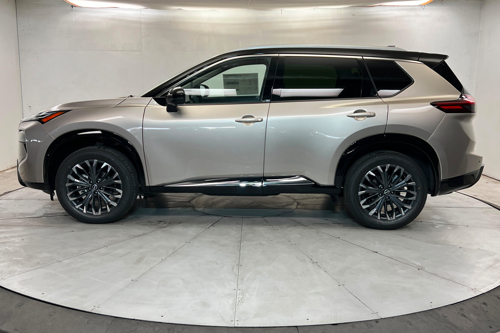 New 2026 Nissan Rogue Platinum w/ Platinum Premium Package AWD/4WD image 2