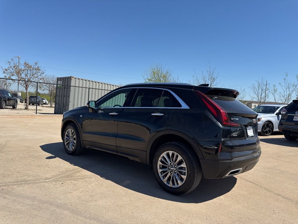 Used 2024 Cadillac XT4 Premium Luxury image 3