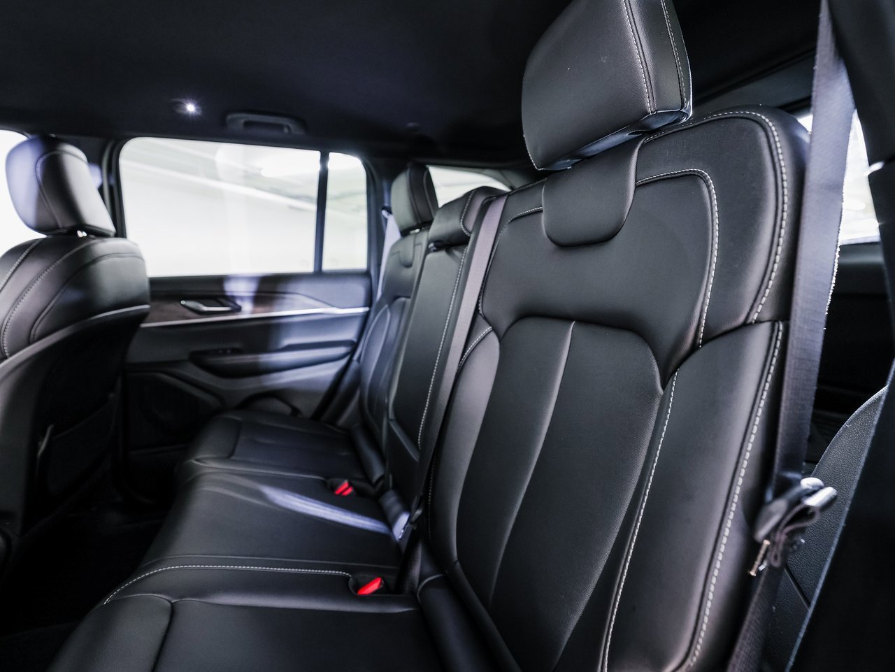 Used 2024 Jeep Grand Cherokee Limited w/ Black Appearance Package image 24