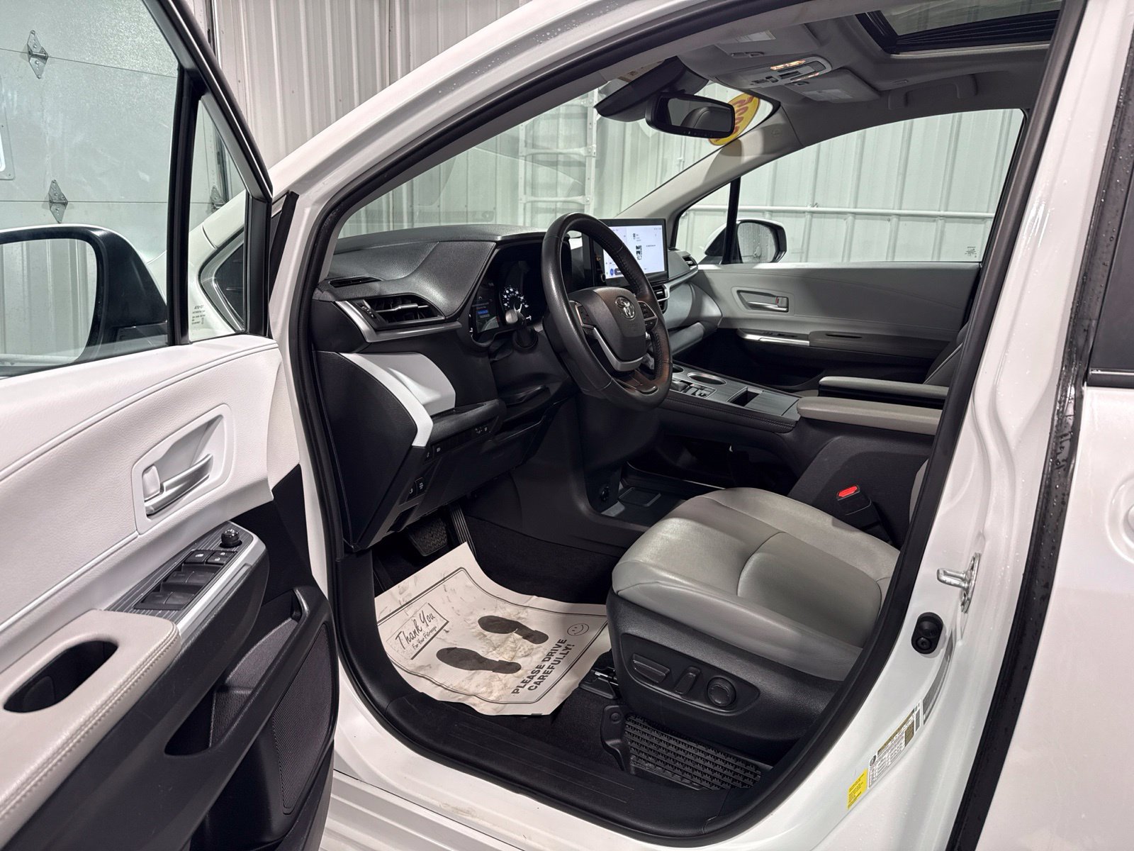 Used 2025 Toyota Sienna XLE FWD image 25