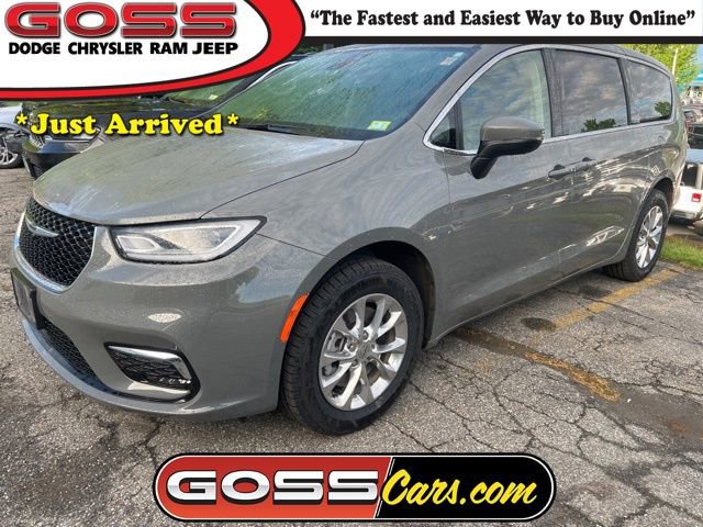 Used 2023 Chrysler Pacifica Touring-L w/ Uconnect Theater Family Group