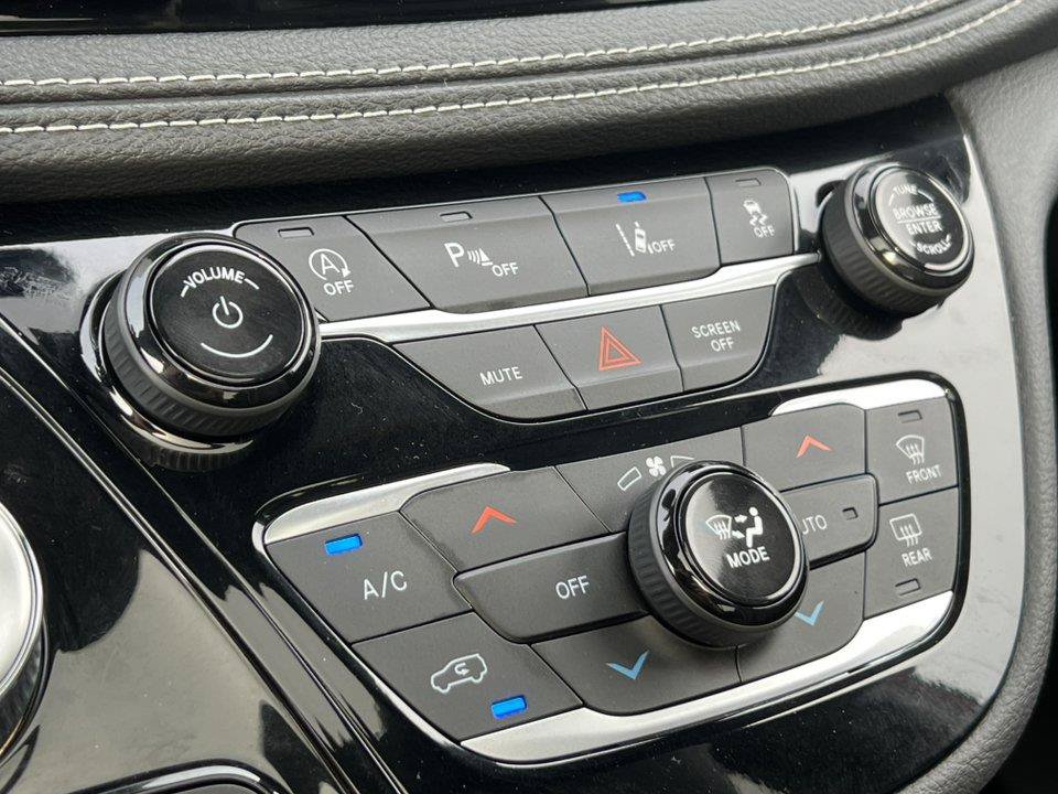 Used 2026 Chrysler Pacifica Limited FWD image 30