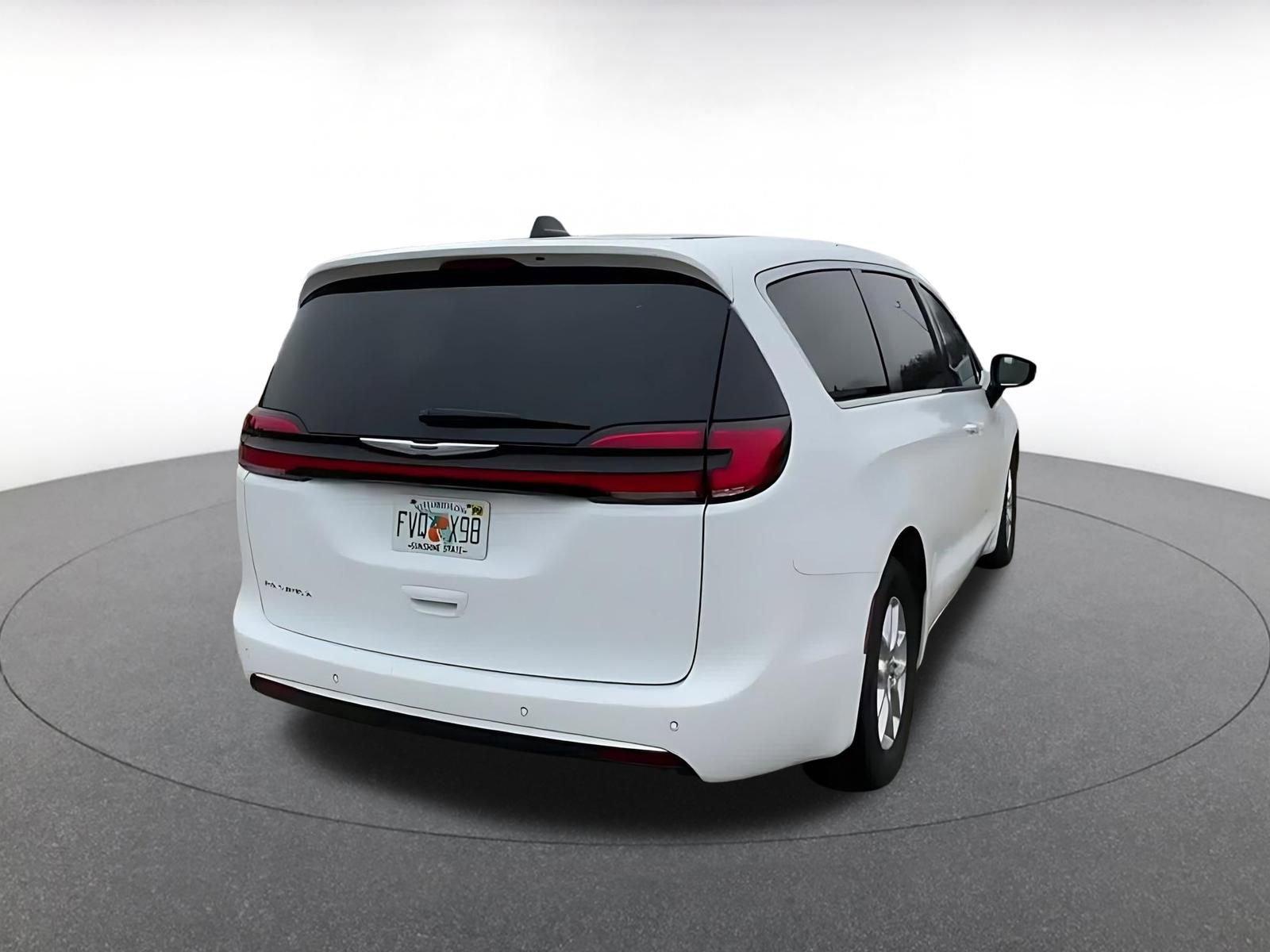 Used 2025 Chrysler Pacifica Select image 14