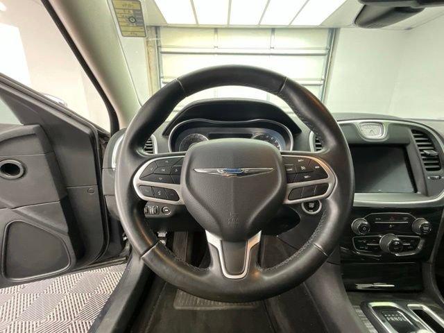 Used 2018 Chrysler 300 Touring w/ Chrome Appearance Package RWD image 4