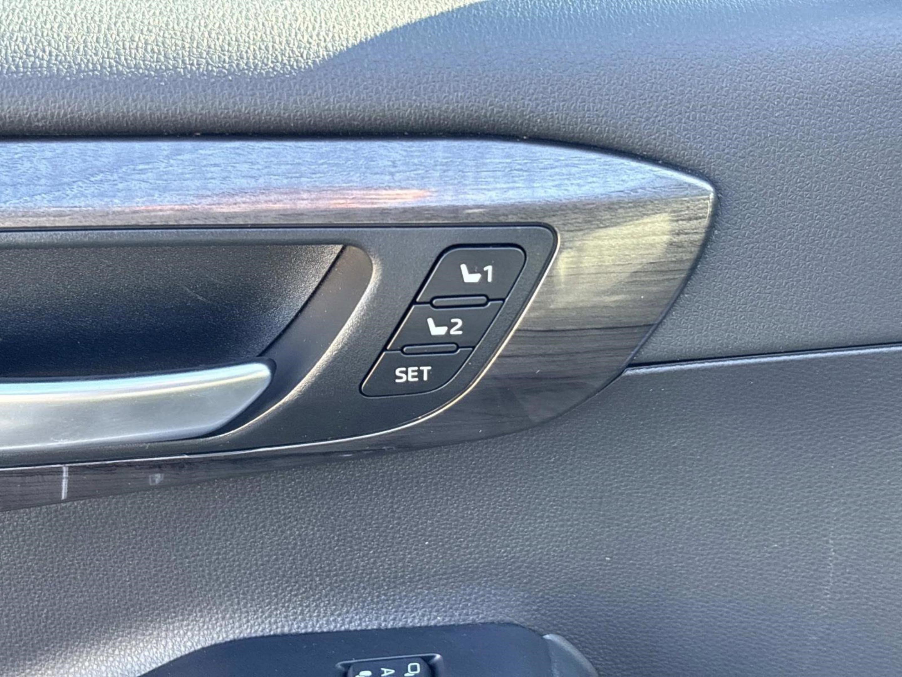 Used 2023 Toyota Highlander Platinum image 28