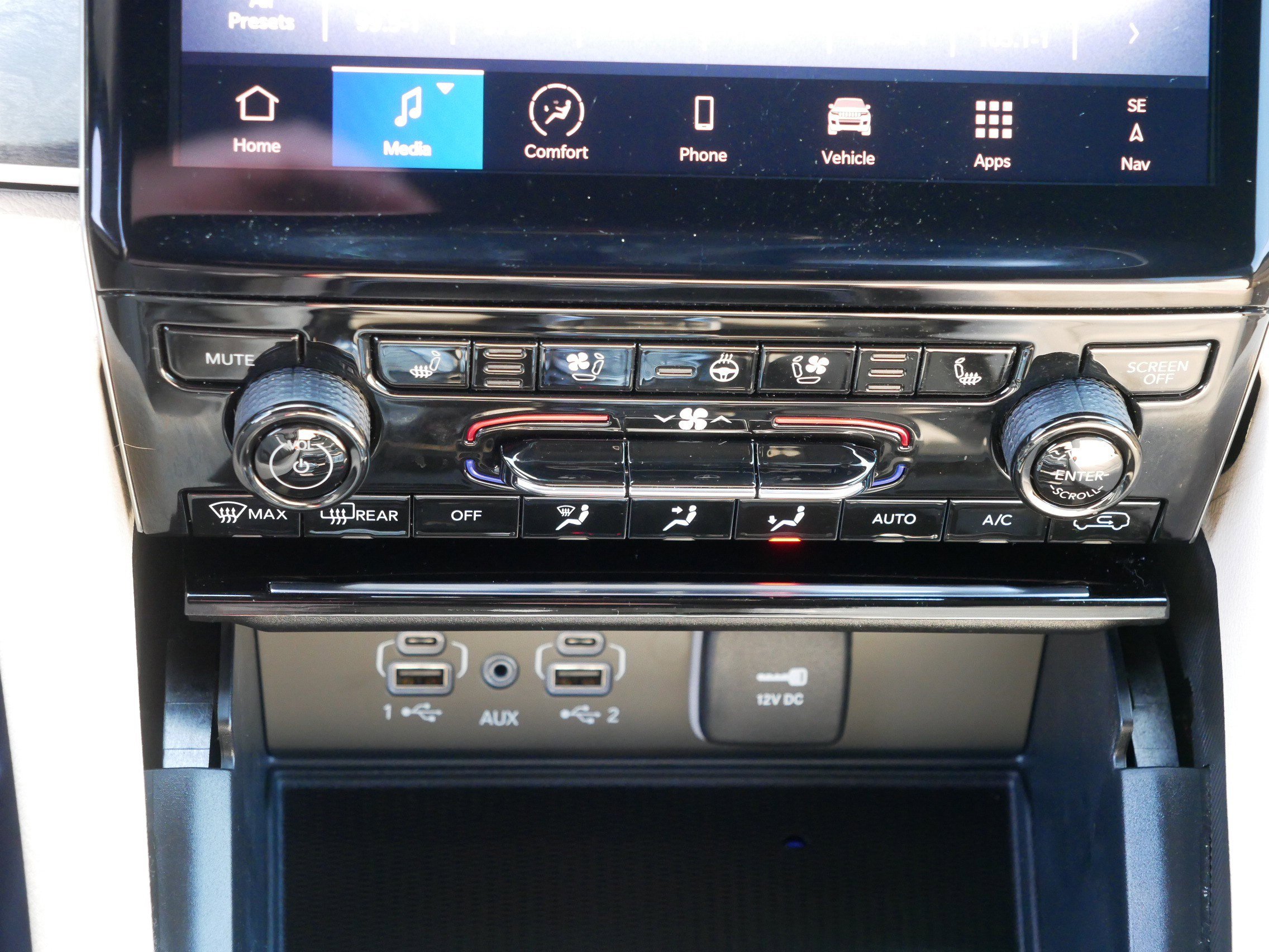 Used 2025 Jeep Grand Cherokee Limited w/ Luxury Tech Group II AWD/4WD image 23