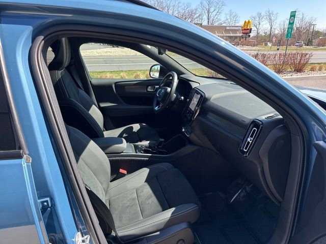 Certified 2025 Volvo XC40 B5 Plus image 15