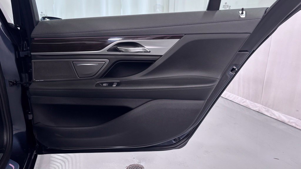 Used 2018 BMW 740i xDrive AWD/4WD image 27