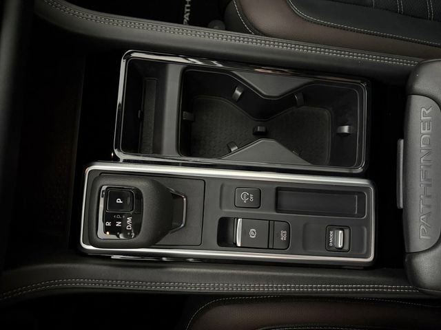 Used 2024 Nissan Pathfinder Platinum image 12
