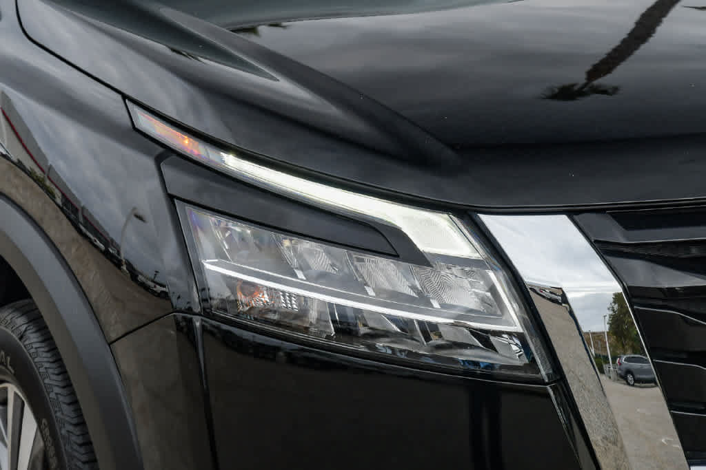 Used 2023 Nissan Pathfinder SL w/ Cargo Package FWD image 4