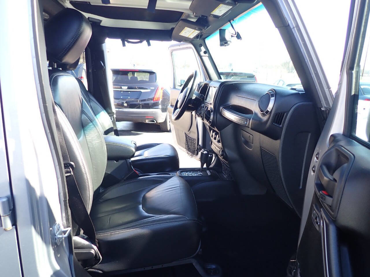 Used 2018 Jeep Wrangler Unlimited Sahara AWD/4WD image 12