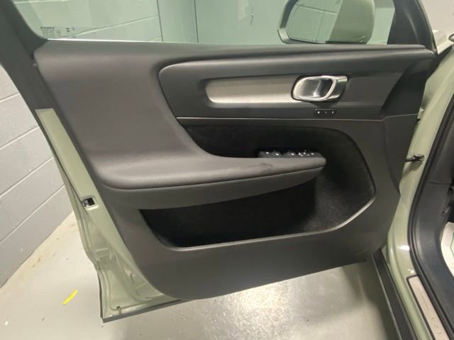 Certified 2025 Volvo XC40 B5 Core AWD/4WD image 7