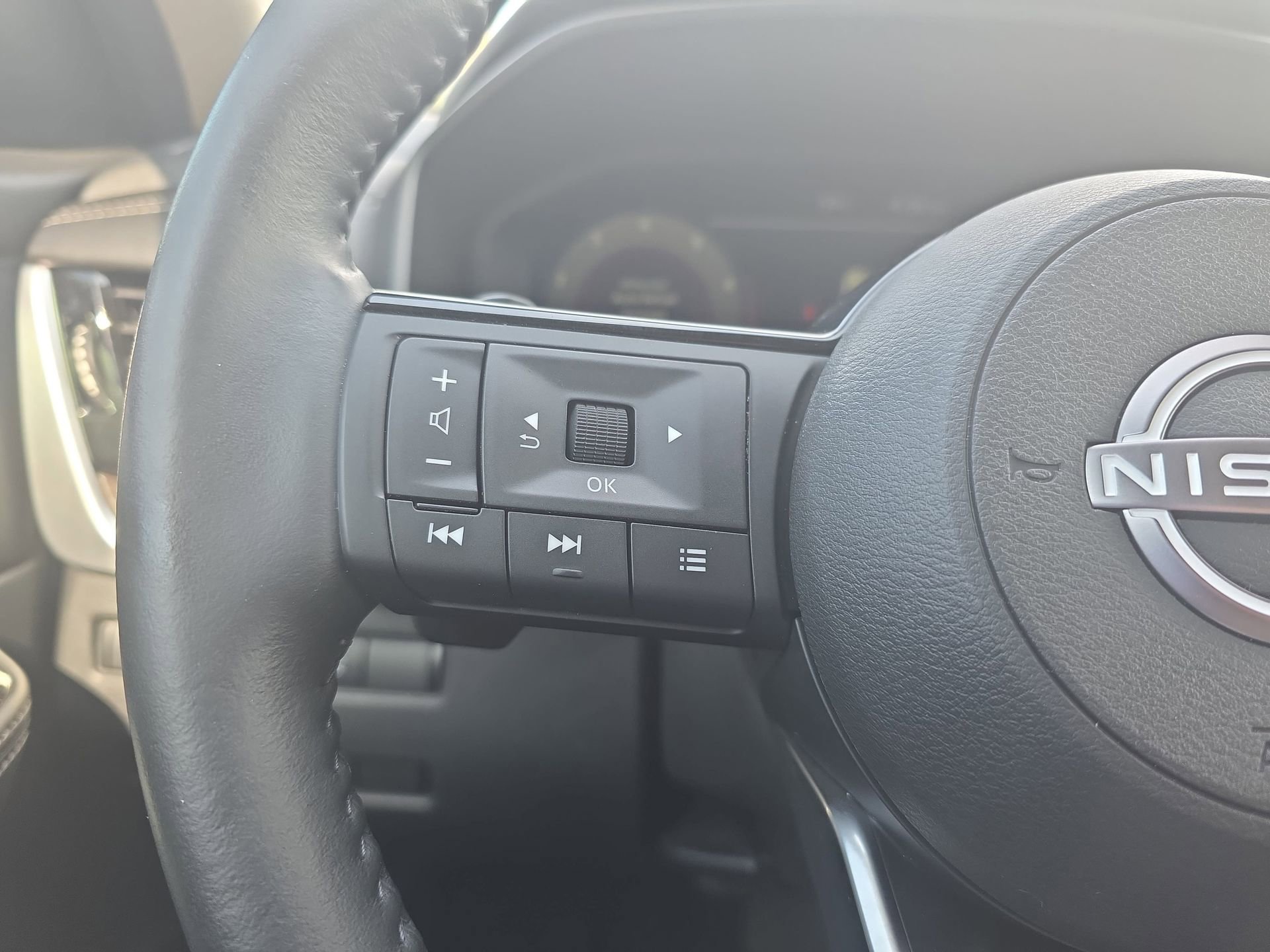 Used 2024 Nissan Rogue Platinum w/ Platinum Premium Package FWD image 17