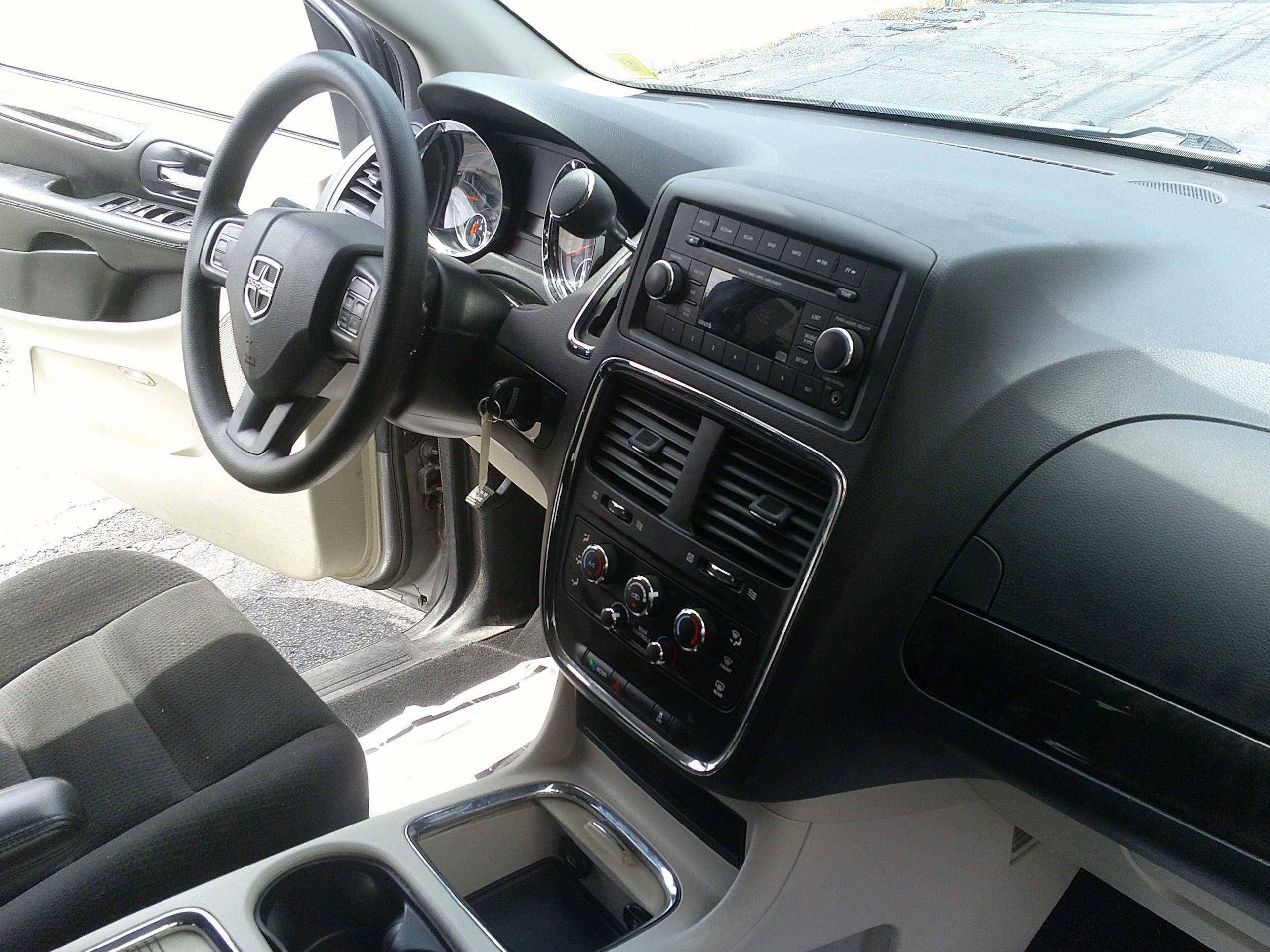Used 2016 Dodge Grand Caravan SXT FWD image 28