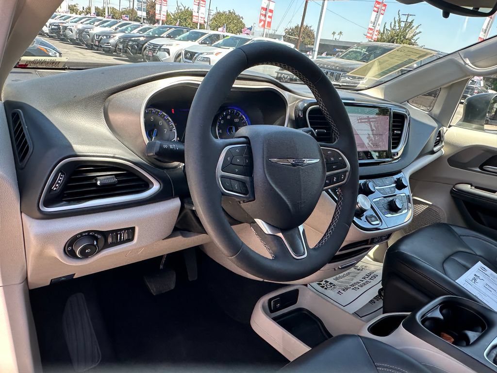 Used 2023 Chrysler Pacifica Touring-L FWD image 17