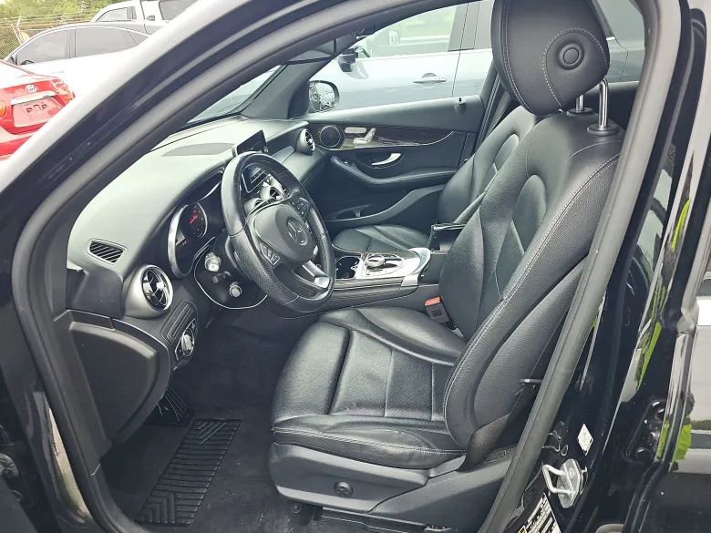 Used 2019 Mercedes-Benz GLC 300 4MATIC image 3