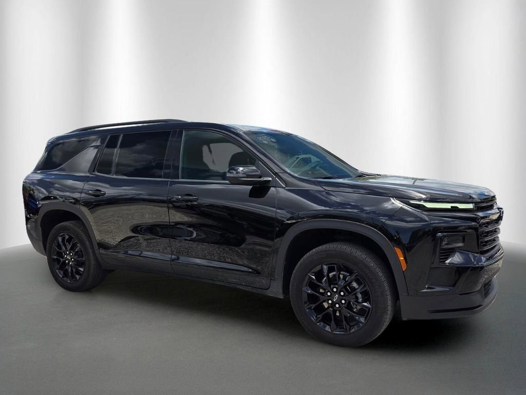 Used 2025 Chevrolet Traverse LT w/ Midnight/Sport Edition FWD image 2