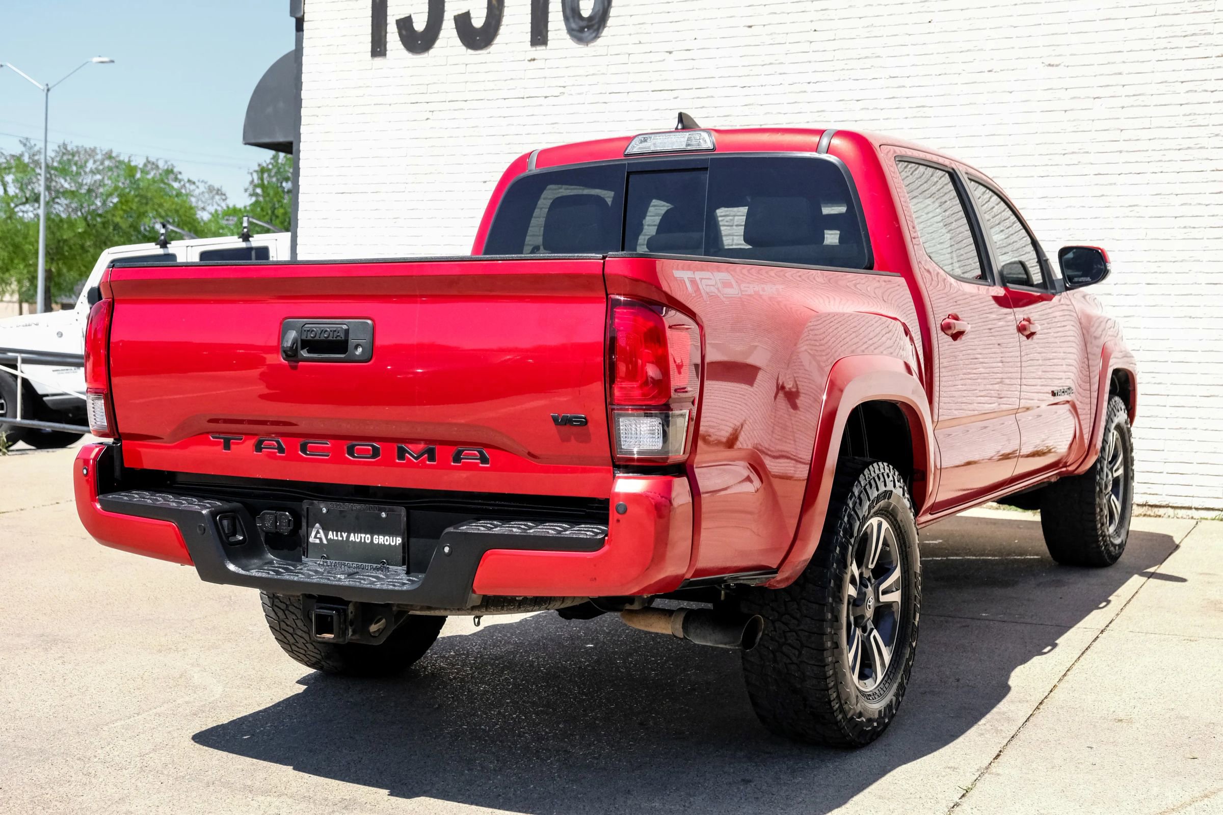 Used 2018 Toyota Tacoma TRD Sport w/ Technology Package RWD image 7