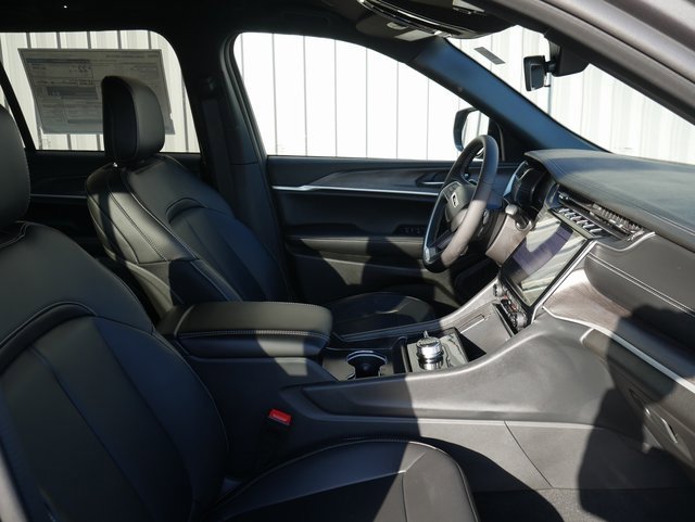 New 2025 Jeep Grand Cherokee Limited w/ Black Appearance Package image 25