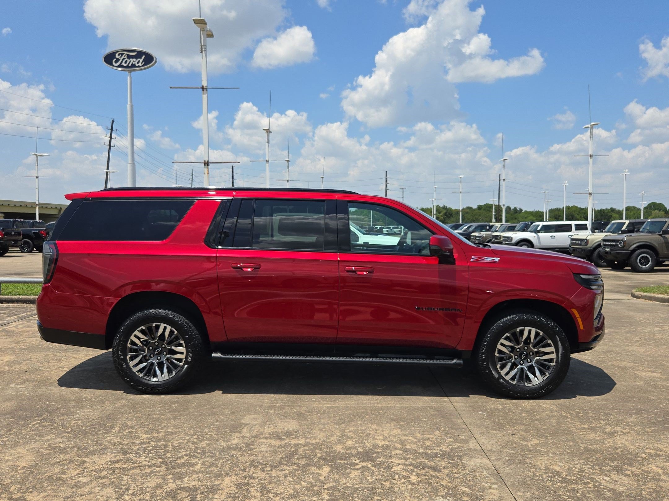 Used 2025 Chevrolet Suburban Z71 w/ Comfort Package AWD/4WD image 2