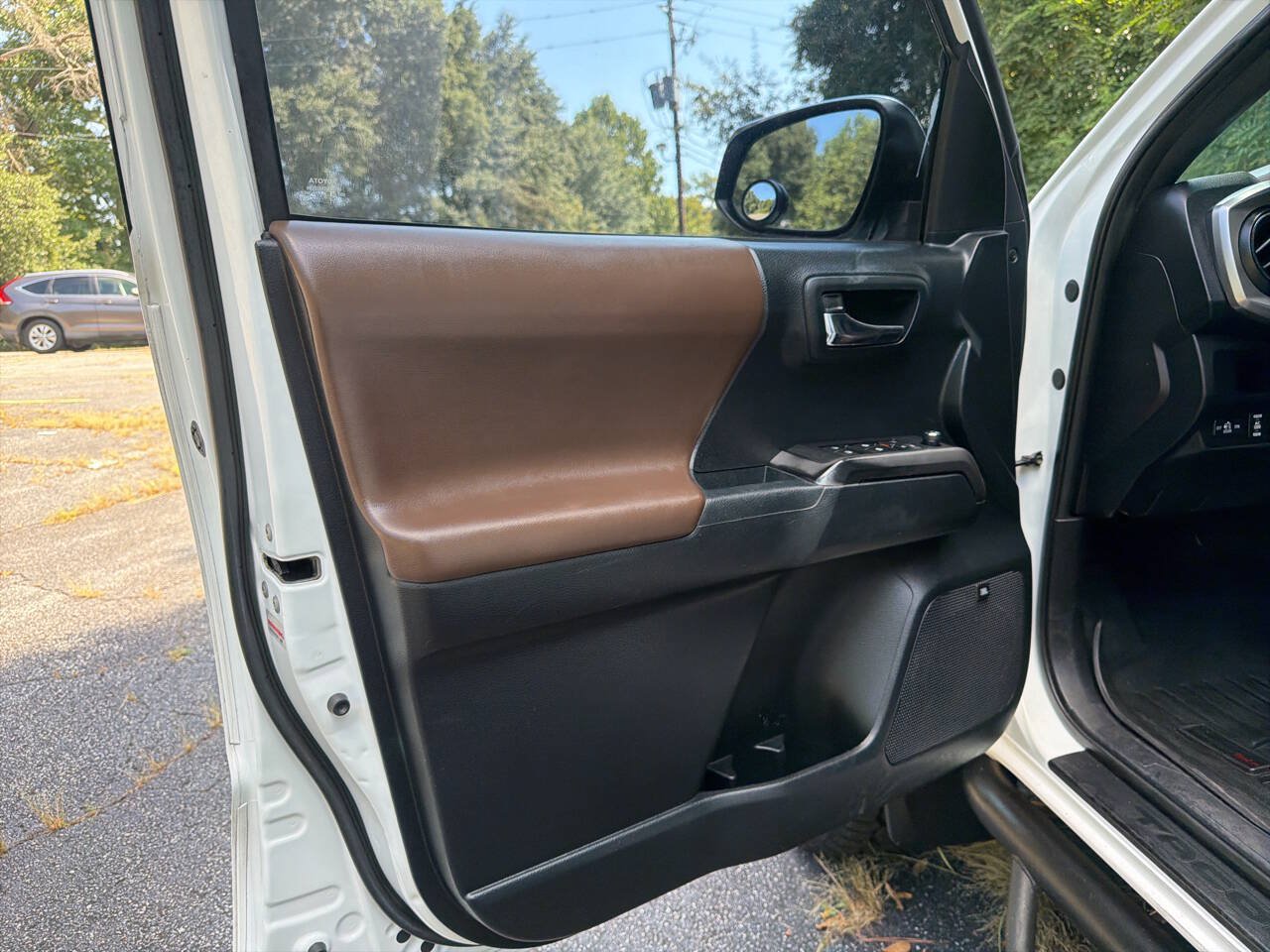 Used 2016 Toyota Tacoma Limited w/ Towing Package AWD/4WD image 14