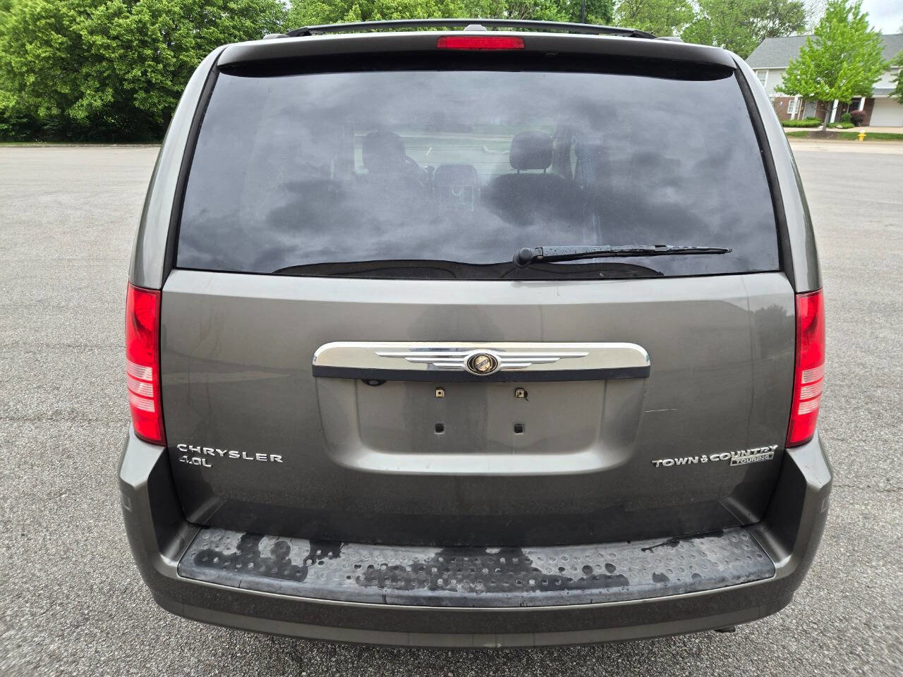 Used 2010 Chrysler Town & Country Touring Plus FWD image 8