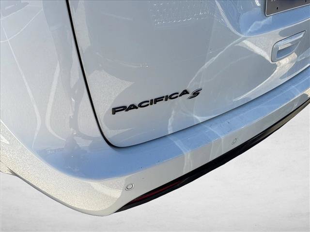 Used 2021 Chrysler Pacifica Touring-L w/ Uconnect Theater Family Group FWD image 12